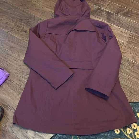 Lands' End Women's Maroon water resistant jacket - Picture 6 of 7